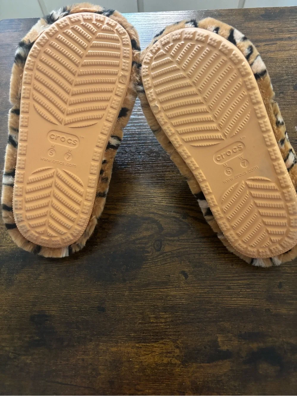 Crocs Faux Fur Leopard Print woman’s Slide Sandals - Tan size 7 like new - Picture 4 of 4